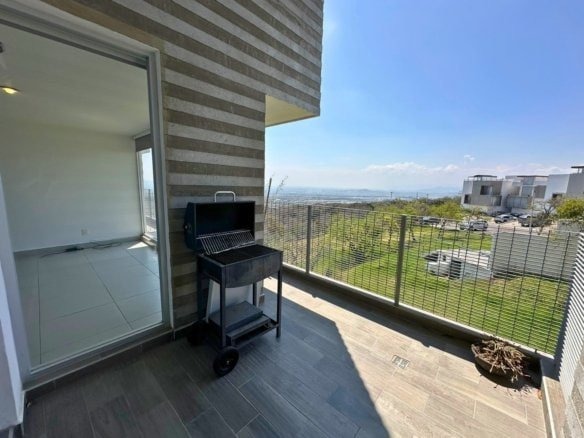 balcón de departamento frente a HEB Zibatá Querétaro.