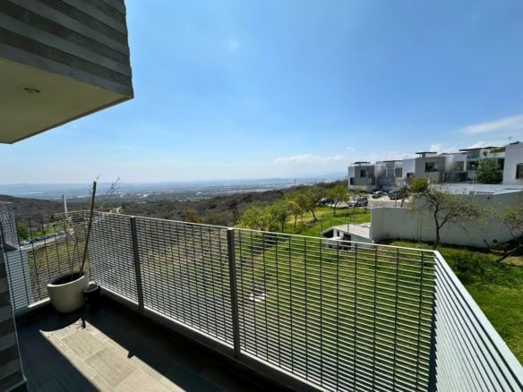 vista balcón de departamento frente a HEB Zibatá Querétaro.