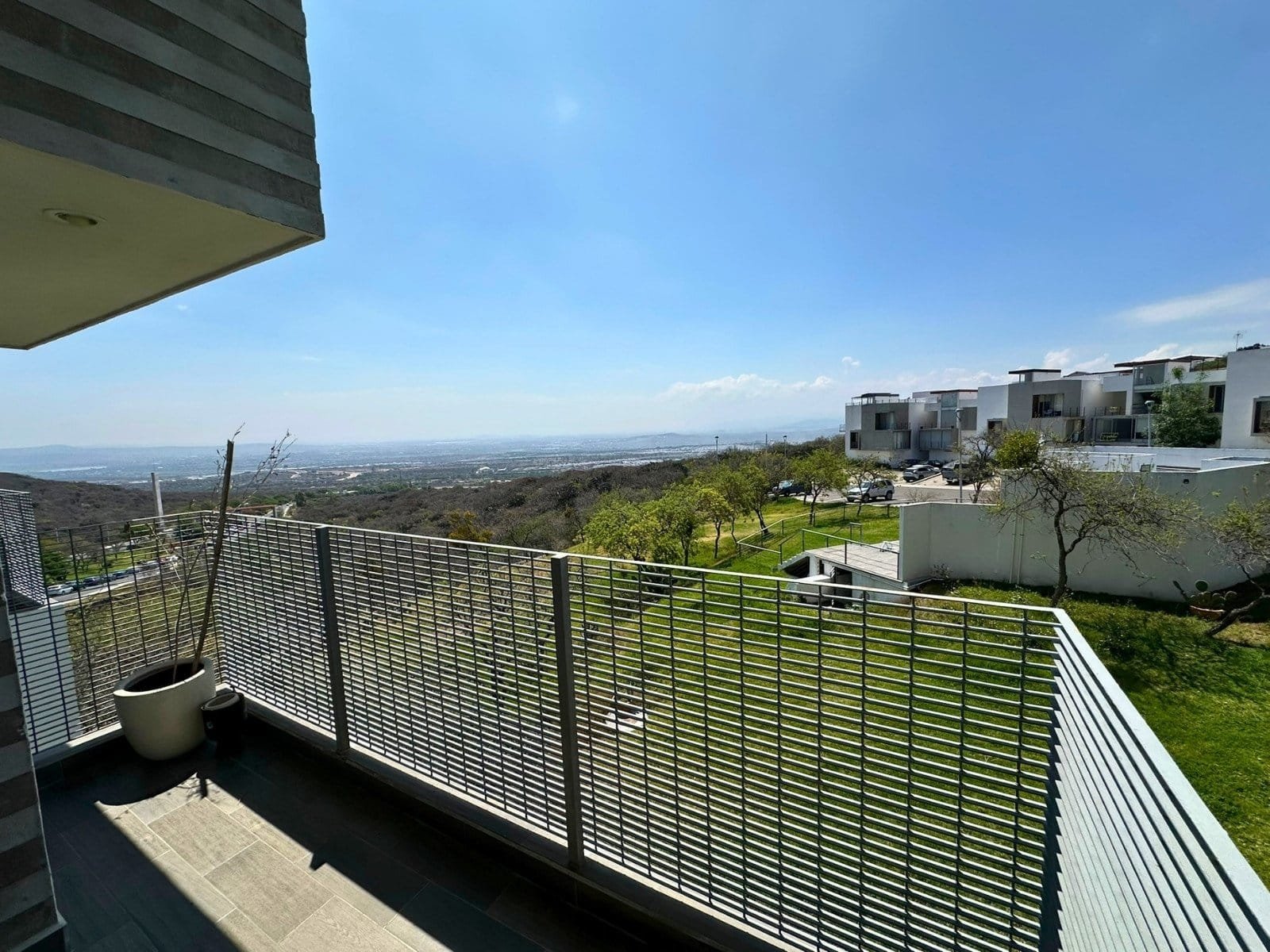 vista balcón de departamento frente a HEB Zibatá Querétaro.