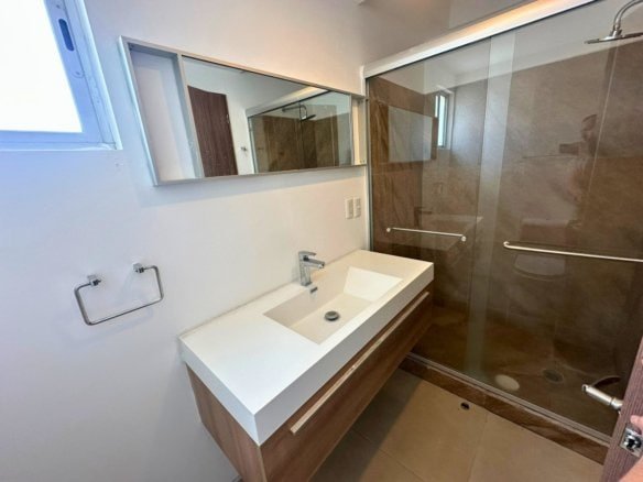 baño principal de departamento en Juriquilla, Querétaro.