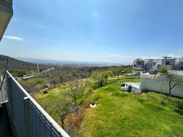 vista del depto de departamento frente a HEB Zibatá Querétaro.