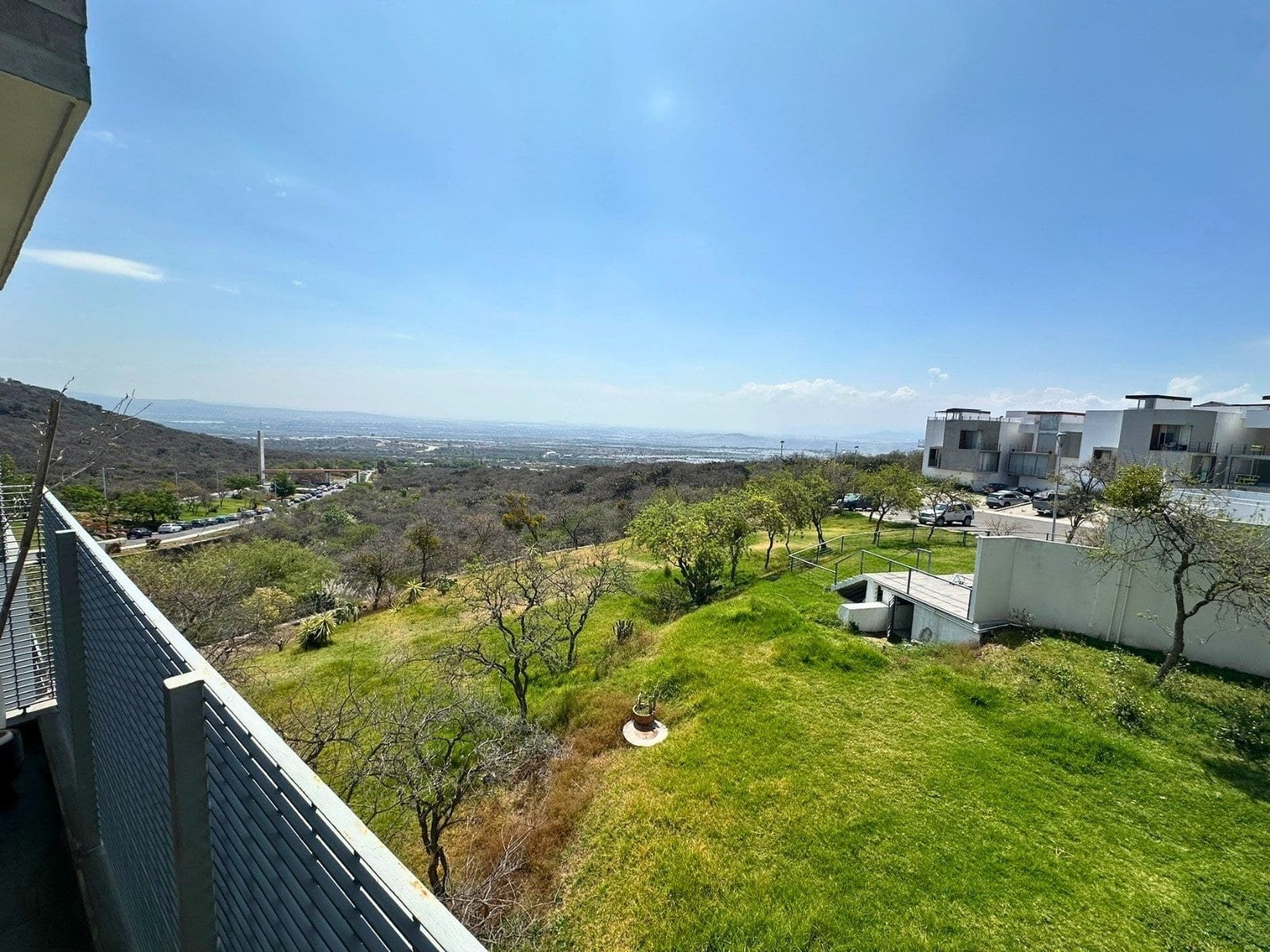 vista del depto de departamento frente a HEB Zibatá Querétaro.