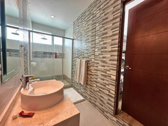 baño 1 de casa con amplio jardín en Zibatá. Condominio Garambullo.