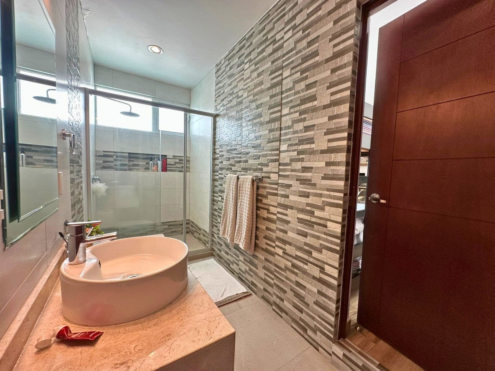 baño 1 de casa con amplio jardín en Zibatá. Condominio Garambullo.