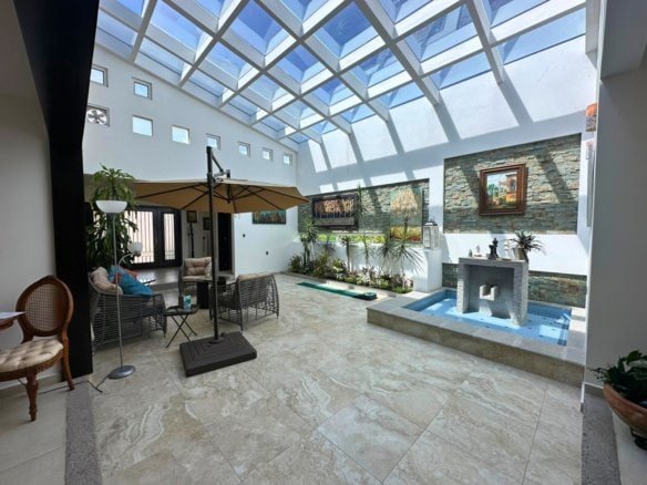 recibidor doble altura de casa en venta en El Campanario Querétaro.