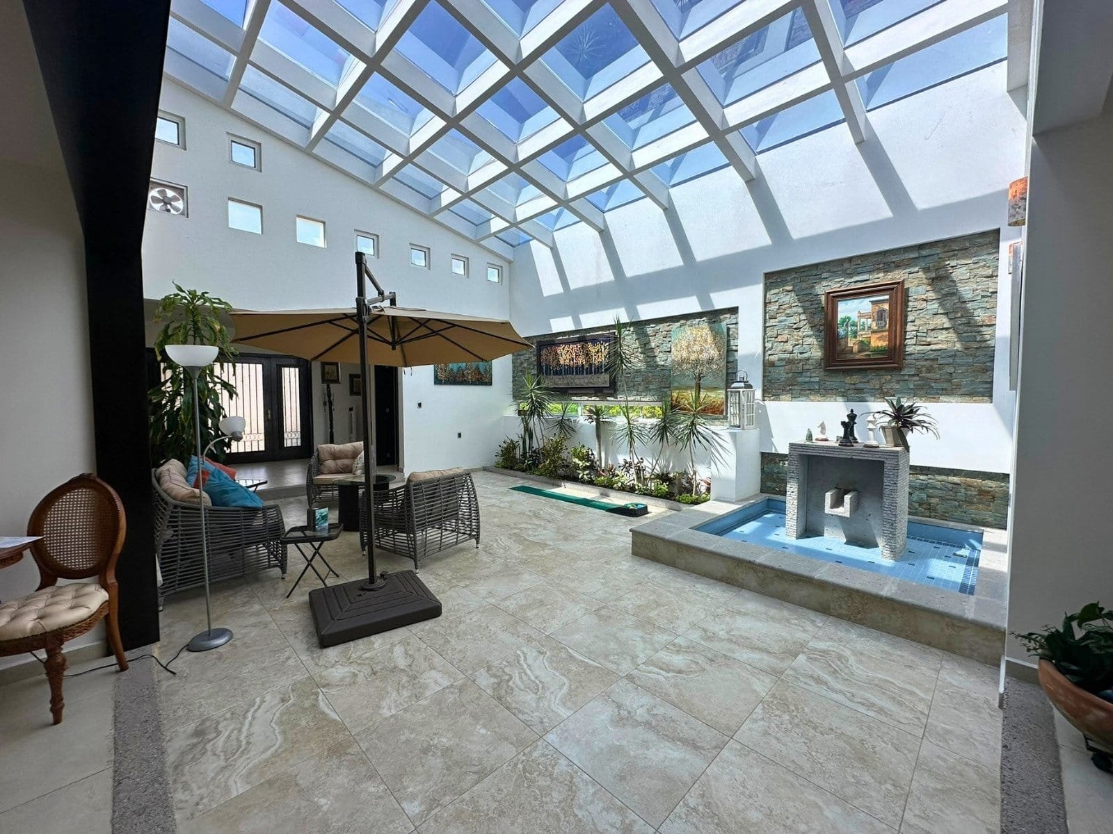 recibidor doble altura de casa en venta en El Campanario Querétaro.