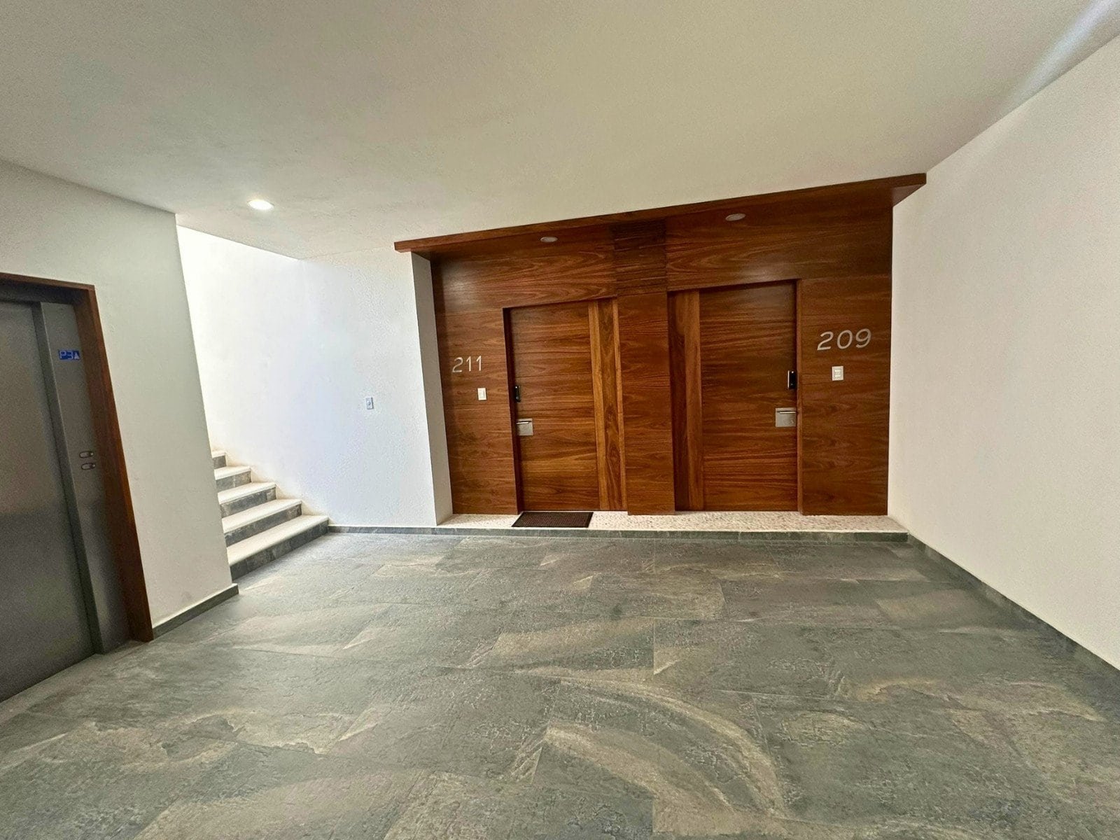 entrada de departamentos en cumbres del lago, Querétaro.