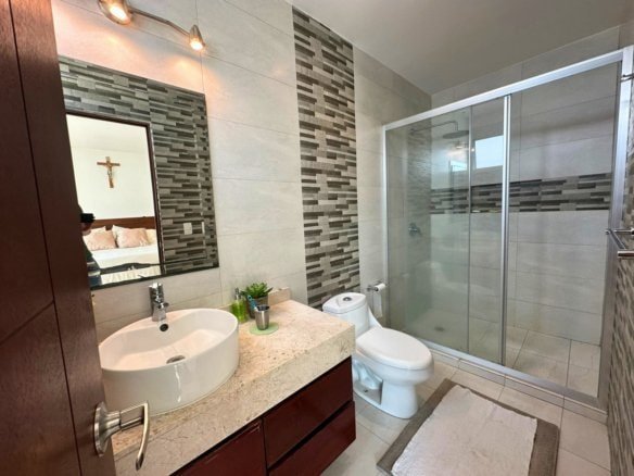 baño 2 de casa con amplio jardín en Zibatá. Condominio Garambullo.