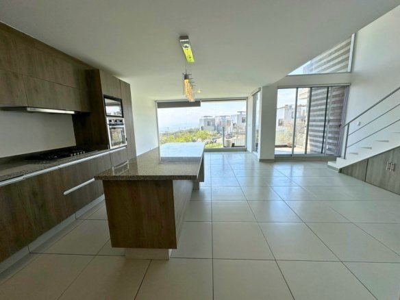 cocina integral de departamento frente a HEB Zibatá Querétaro.