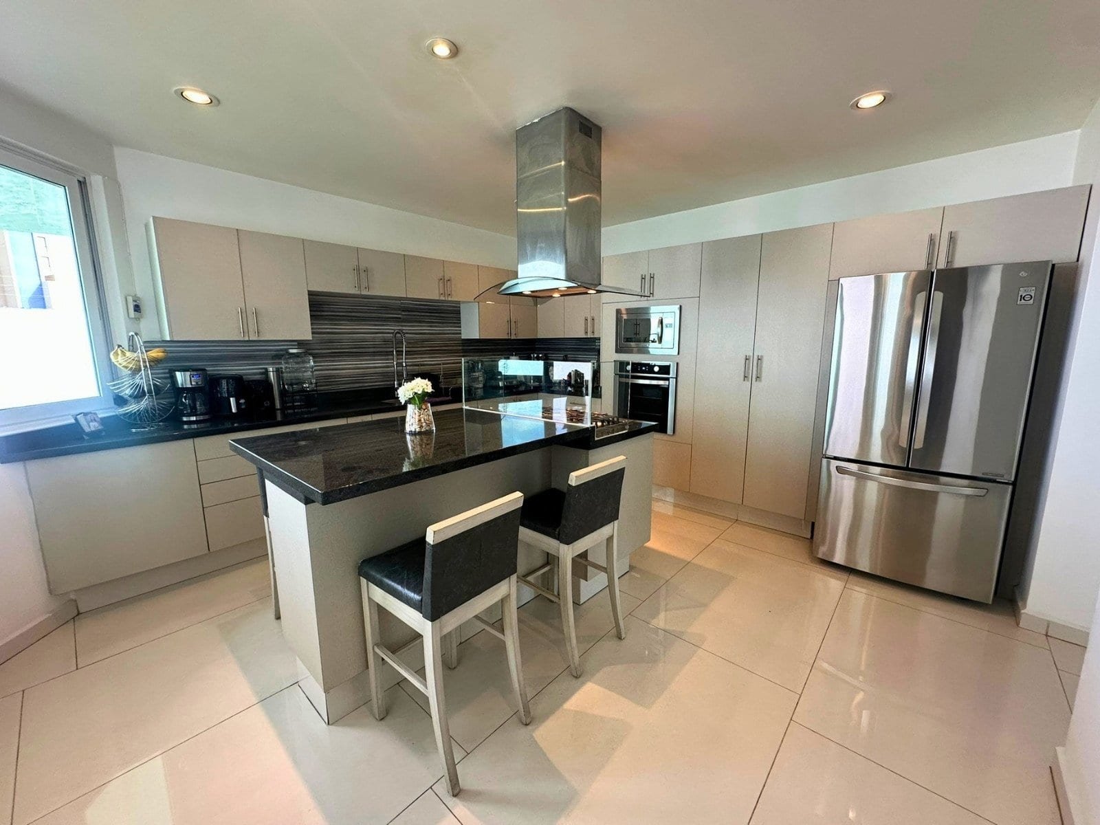 cocina de casa con amplio jardín en Zibatá. Condominio Garambullo.