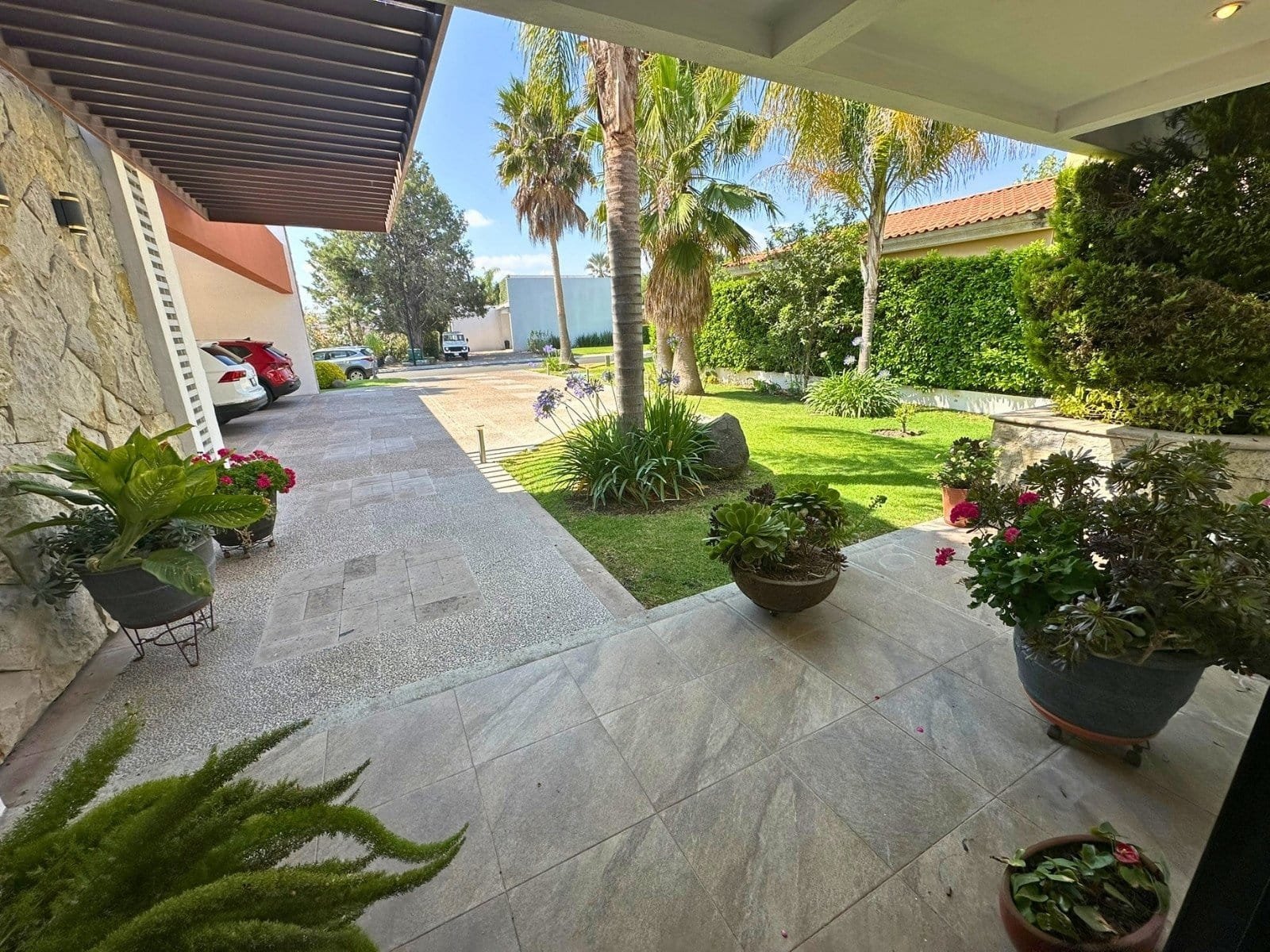 vista de entrada de casa en venta en El Campanario Querétaro.