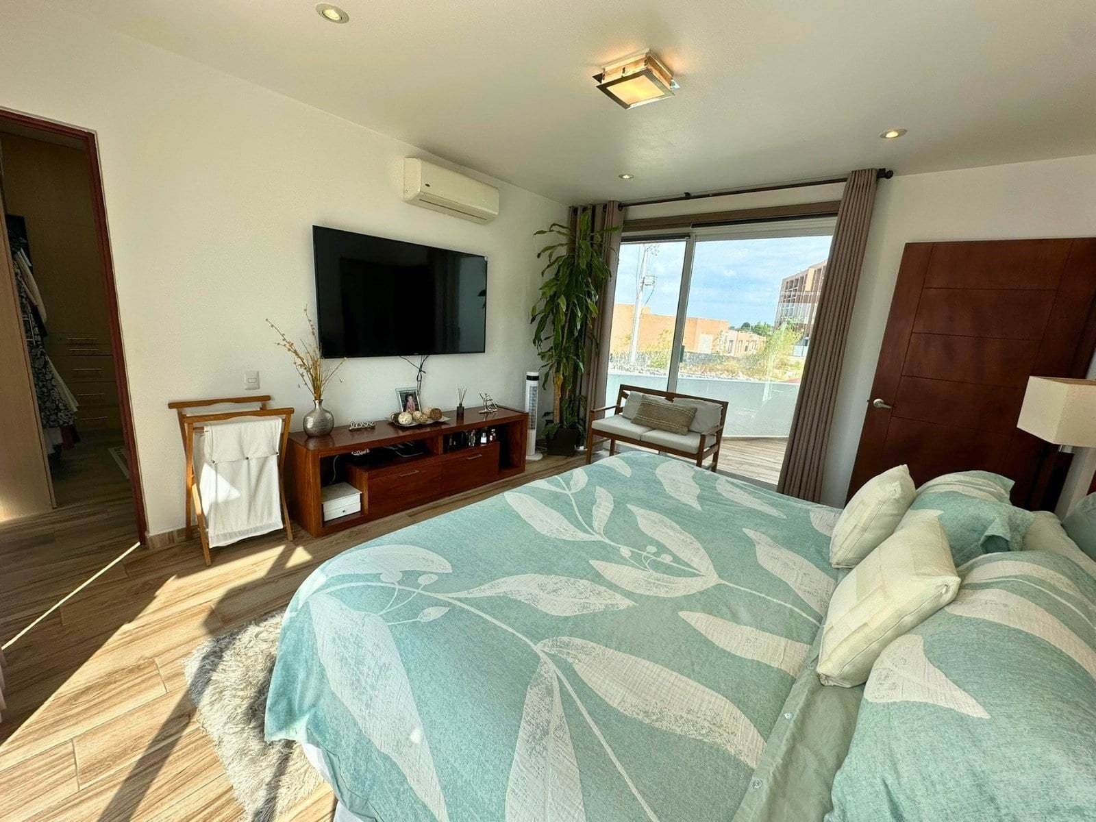 recamara principal de casa con amplio jardín en Zibatá. Condominio Garambullo.