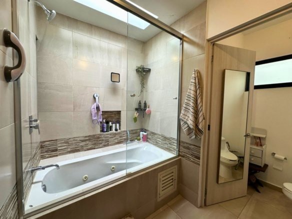 tina y baño de casa en Zibatá con 3 recámaras con baño.