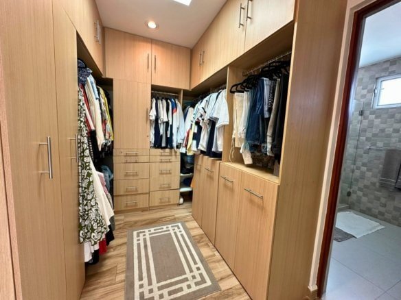 vestidor de casa con amplio jardín en Zibatá. Condominio Garambullo.