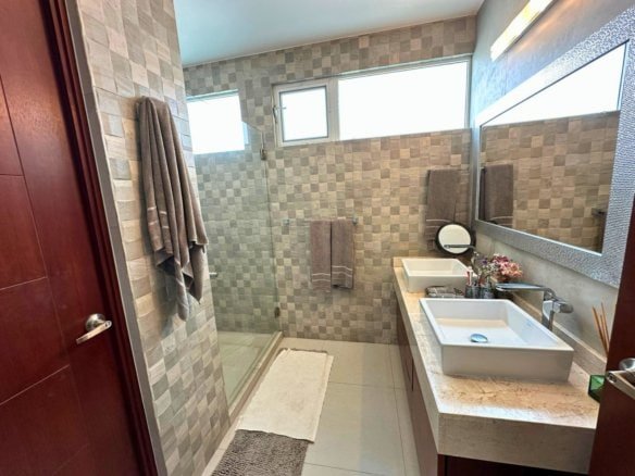 baño principal de casa con amplio jardín en Zibatá. Condominio Garambullo.