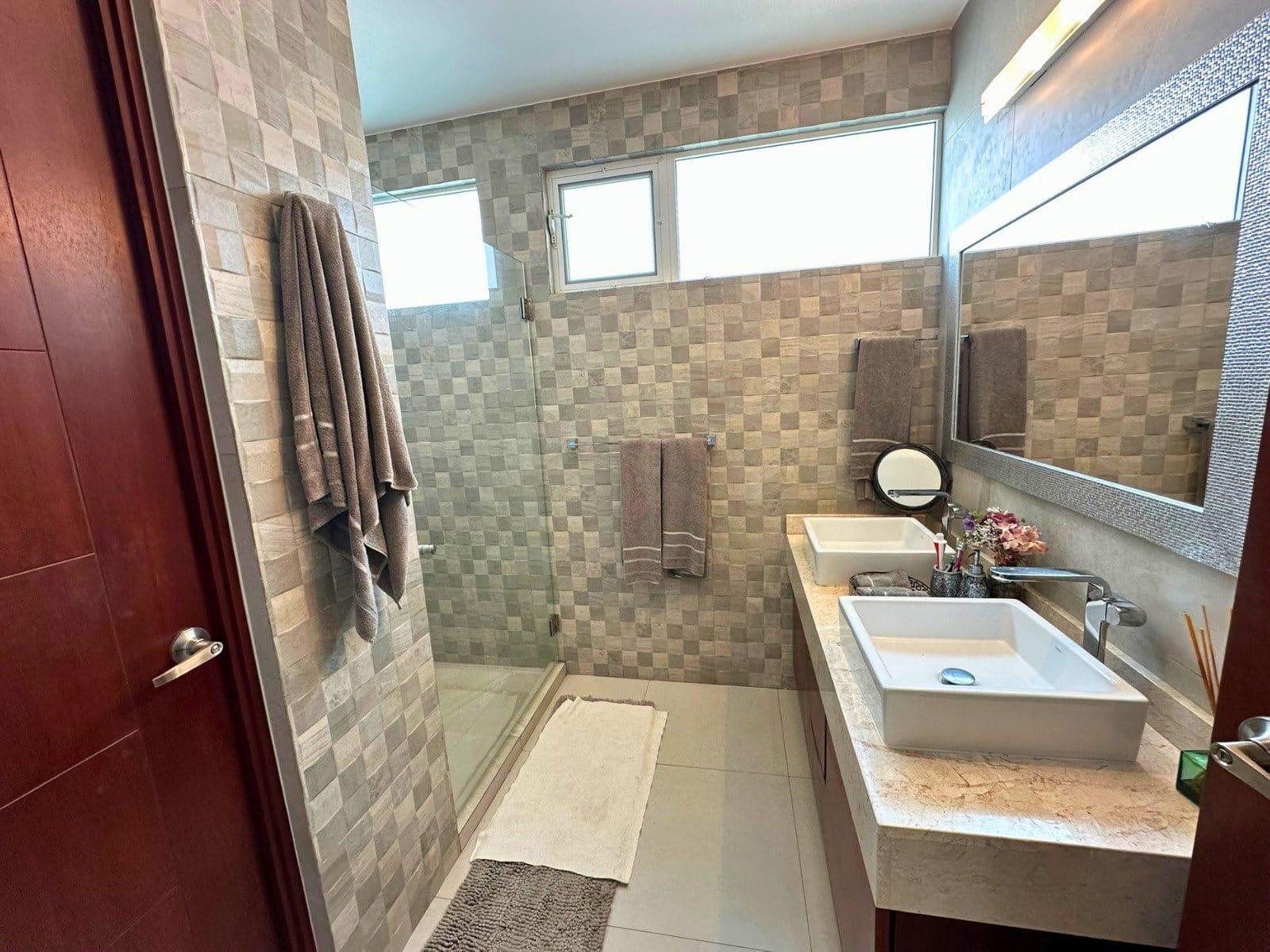 baño principal de casa con amplio jardín en Zibatá. Condominio Garambullo.