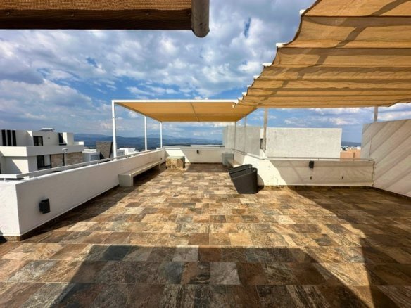 terraza de casa con amplio jardín en Zibatá. Condominio Garambullo.