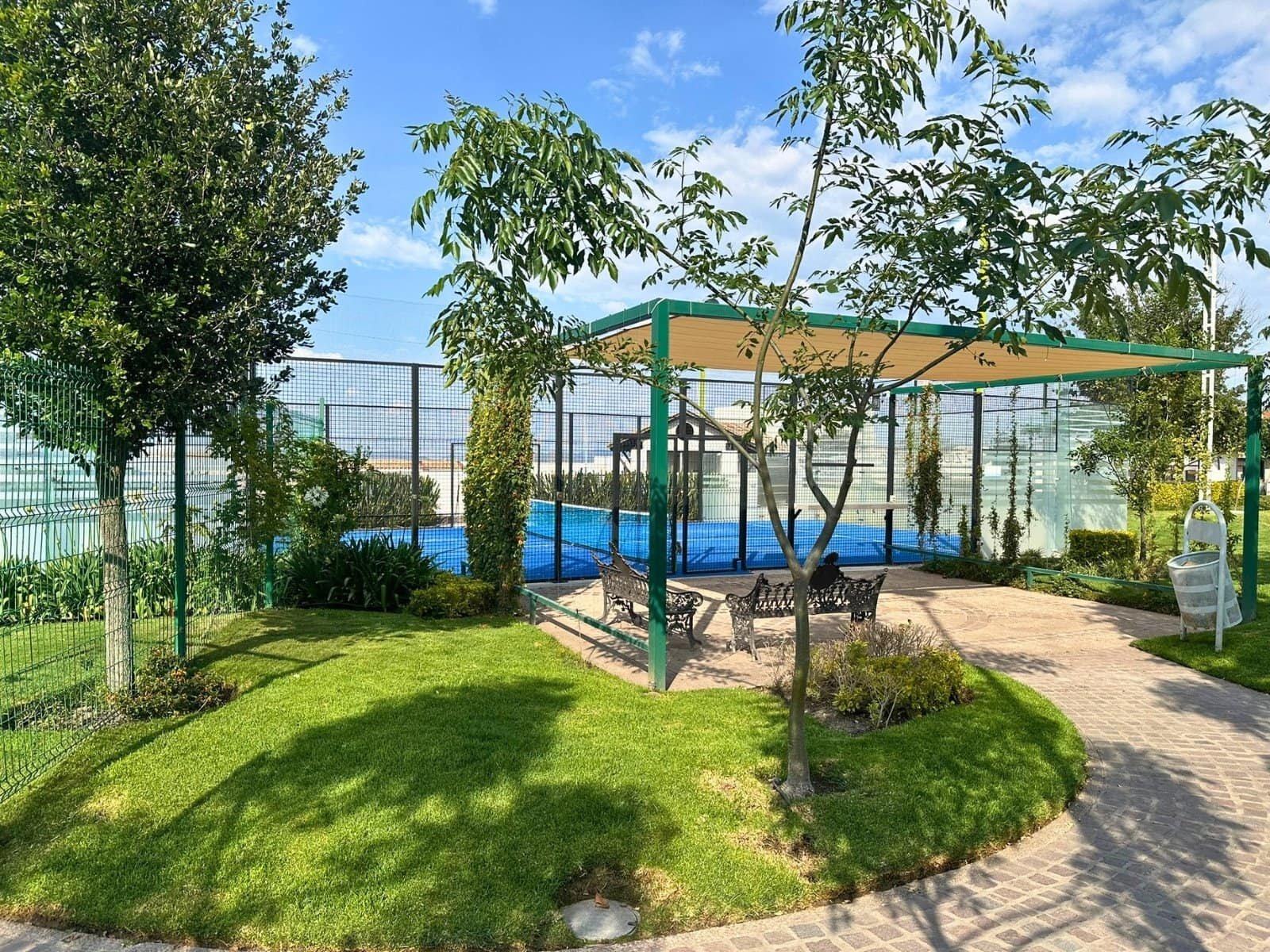 cancha de pádel de casa con amplio jardín en Zibatá. Condominio Garambullo.