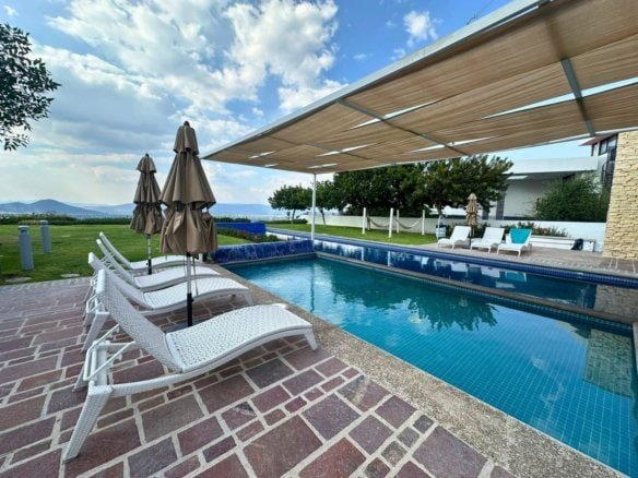 alberca de casa con amplio jardín en Zibatá. Condominio Garambullo.