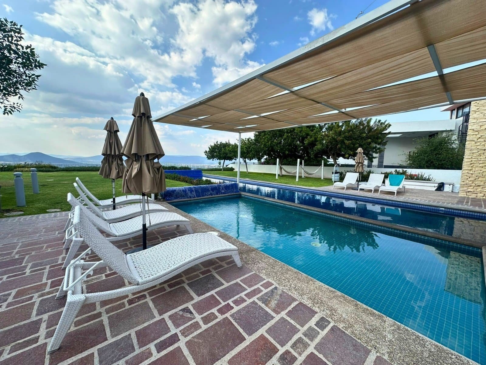 alberca de casa con amplio jardín en Zibatá. Condominio Garambullo.