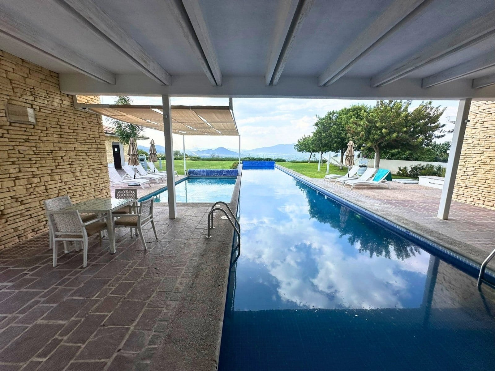 carril de nado de casa con amplio jardín en Zibatá. Condominio Garambullo.