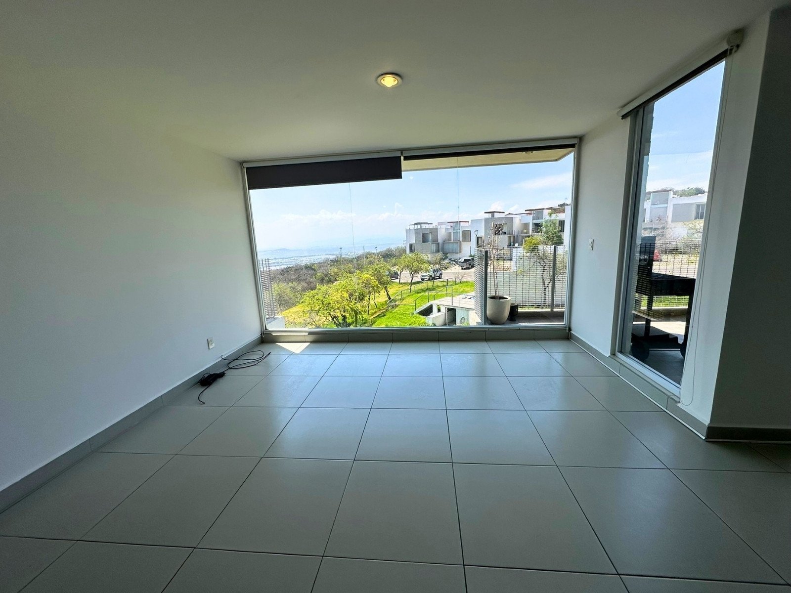 vista de sala de departamento frente a HEB Zibatá Querétaro.