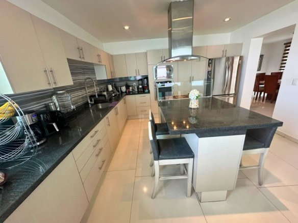 cocina integral de casa con amplio jardín en Zibatá. Condominio Garambullo.