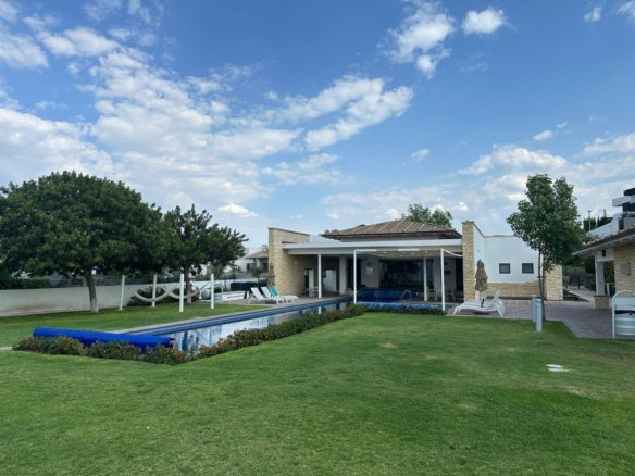 casa club de casa con amplio jardín en Zibatá. Condominio Garambullo.