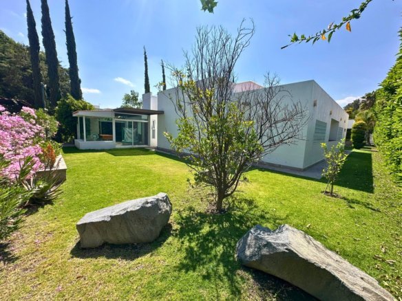 jardin 2 de casa en venta en El Campanario Querétaro.