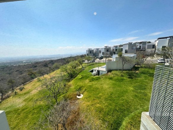 vista de departamento frente a HEB Zibatá Querétaro.