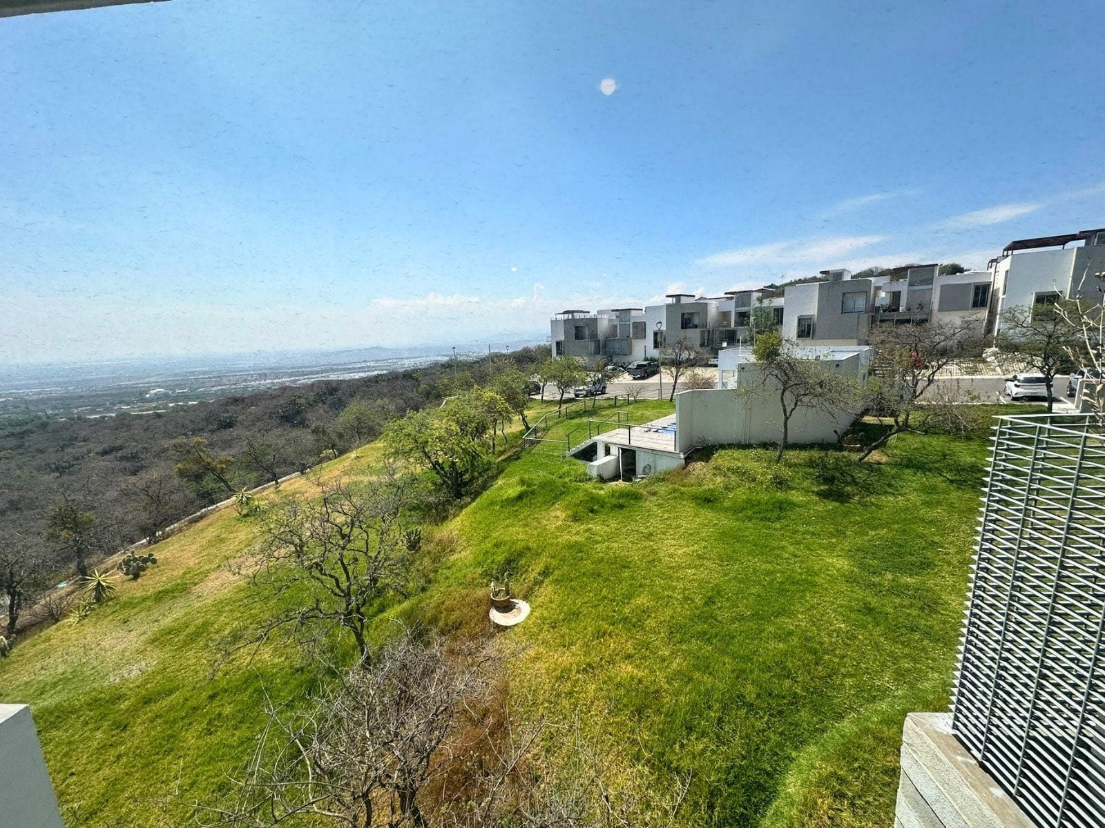 vista de departamento frente a HEB Zibatá Querétaro.