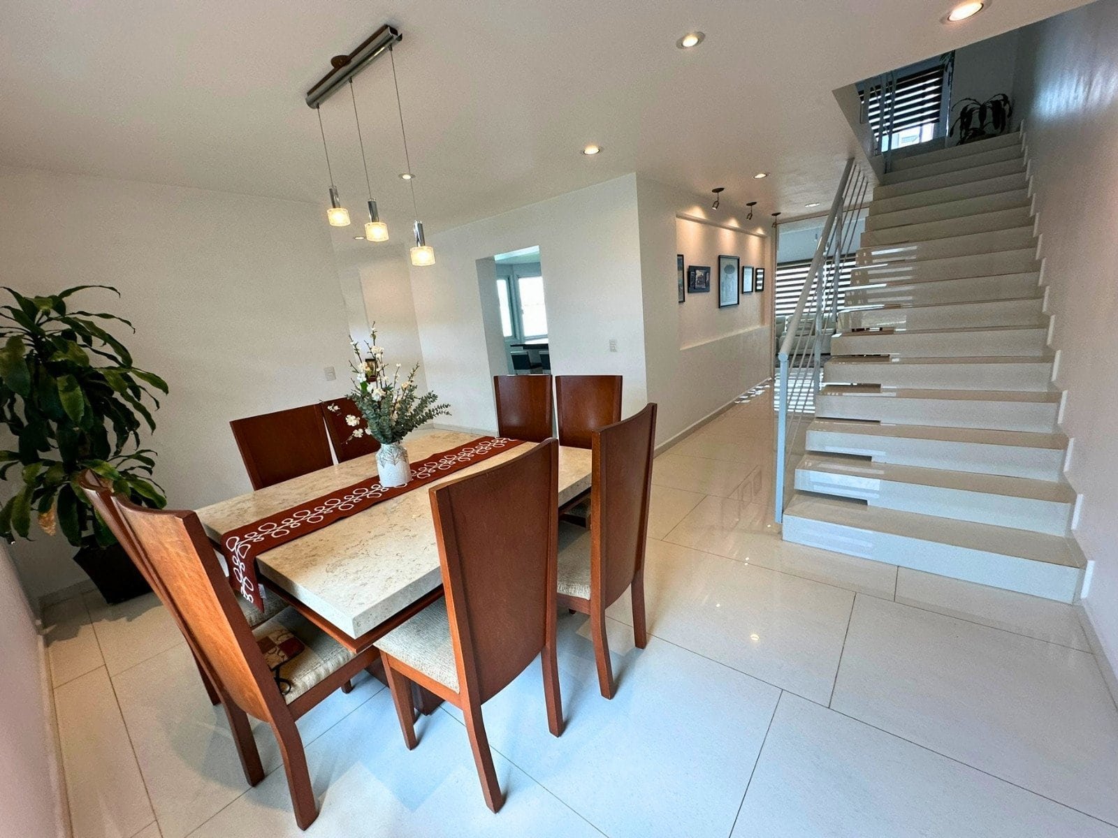 comedor de casa con amplio jardín en Zibatá. Condominio Garambullo.