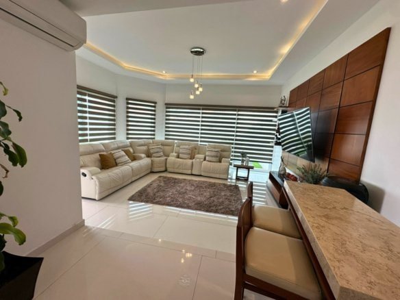 sala de casa con amplio jardín en Zibatá. Condominio Garambullo.