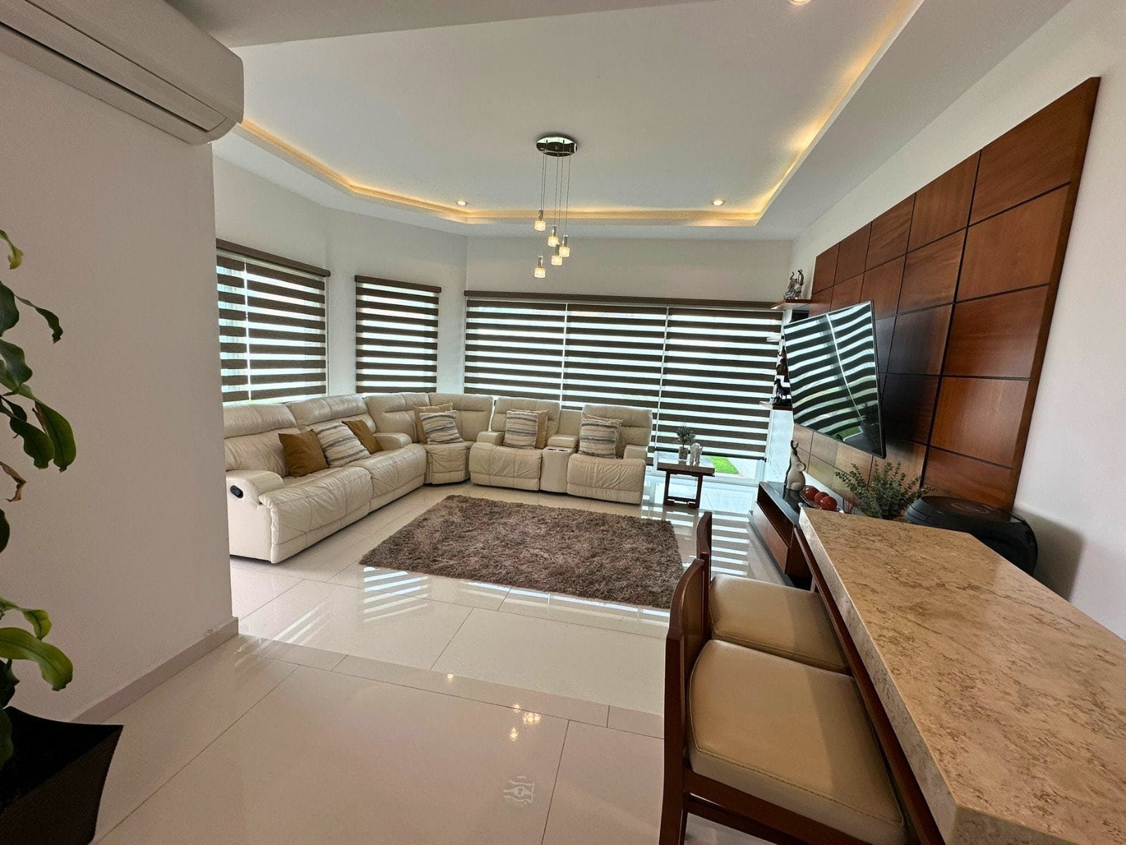 sala de casa con amplio jardín en Zibatá. Condominio Garambullo.