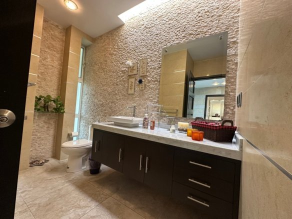 medio baño de casa en venta en El Campanario Querétaro.