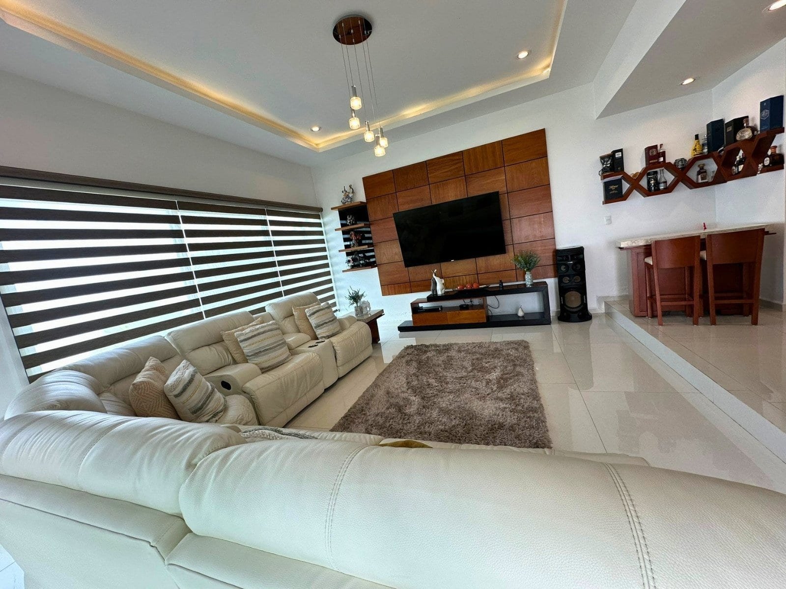 sala planta baja de casa con amplio jardín en Zibatá. Condominio Garambullo.