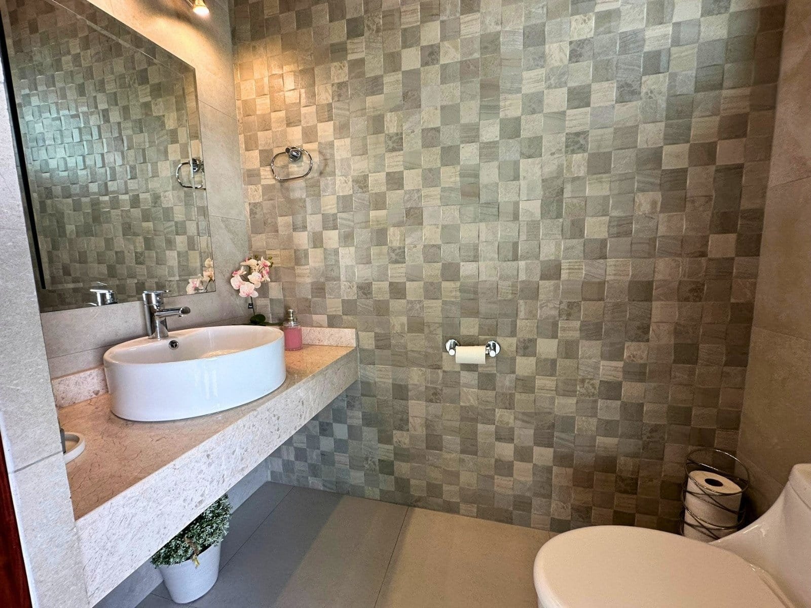 medio baño de visitas de casa con amplio jardín en Zibatá. Condominio Garambullo.