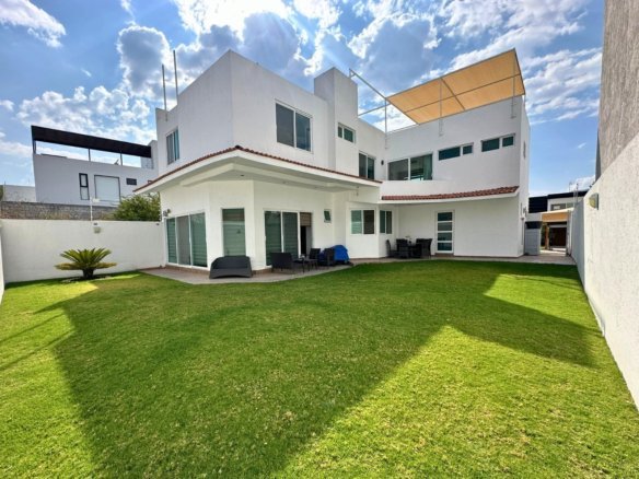 vista jardín de casa con amplio jardín en Zibatá. Condominio Garambullo.