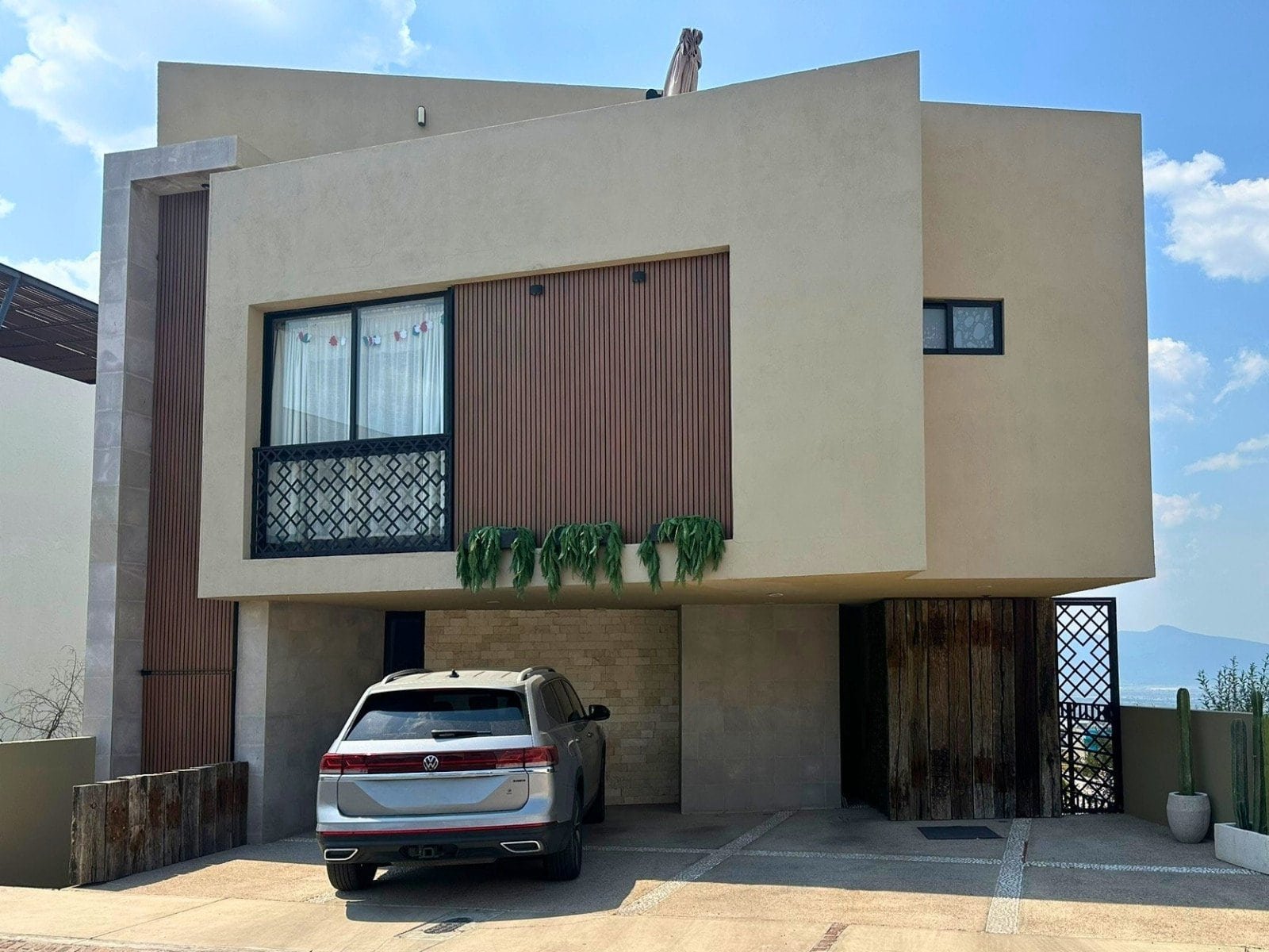 fachada de casa de 4 recamaras en Zibatá, Querétaro.