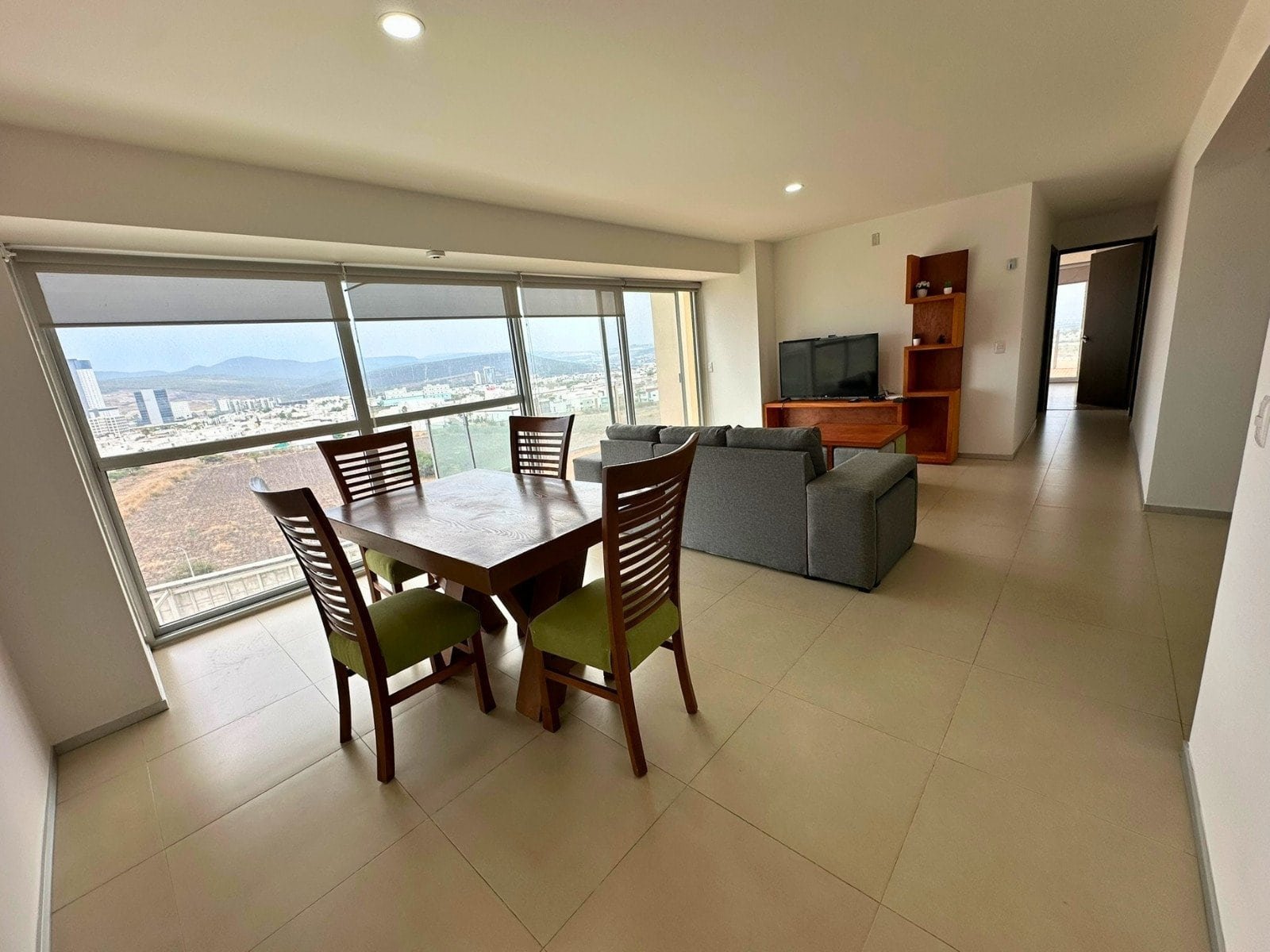 Sala y comedor de departamento en Biosfera Towers Juriquilla, Querétaro.