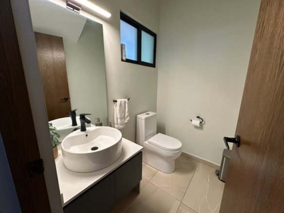 medio baño de visitas de casa de 4 recamaras en Zibatá, Querétaro.