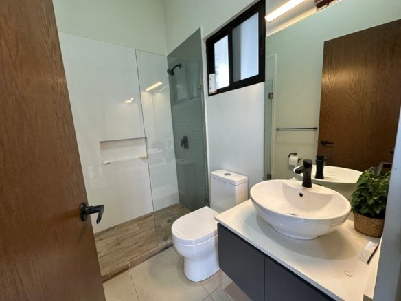 baño completo planta baja de casa de 4 recamaras en Zibatá, Querétaro.