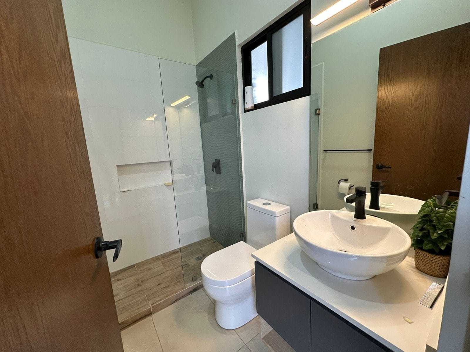 baño completo planta baja de casa de 4 recamaras en Zibatá, Querétaro.
