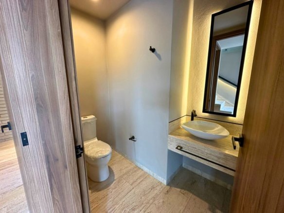 medio baño de visitas de casa en campanario norte, Querétaro.