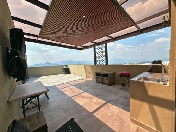 terraza de casa de 4 recamaras en Zibatá, Querétaro.