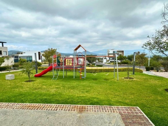 juegos y area verde de casa de 4 recamaras en Zibatá, Querétaro.