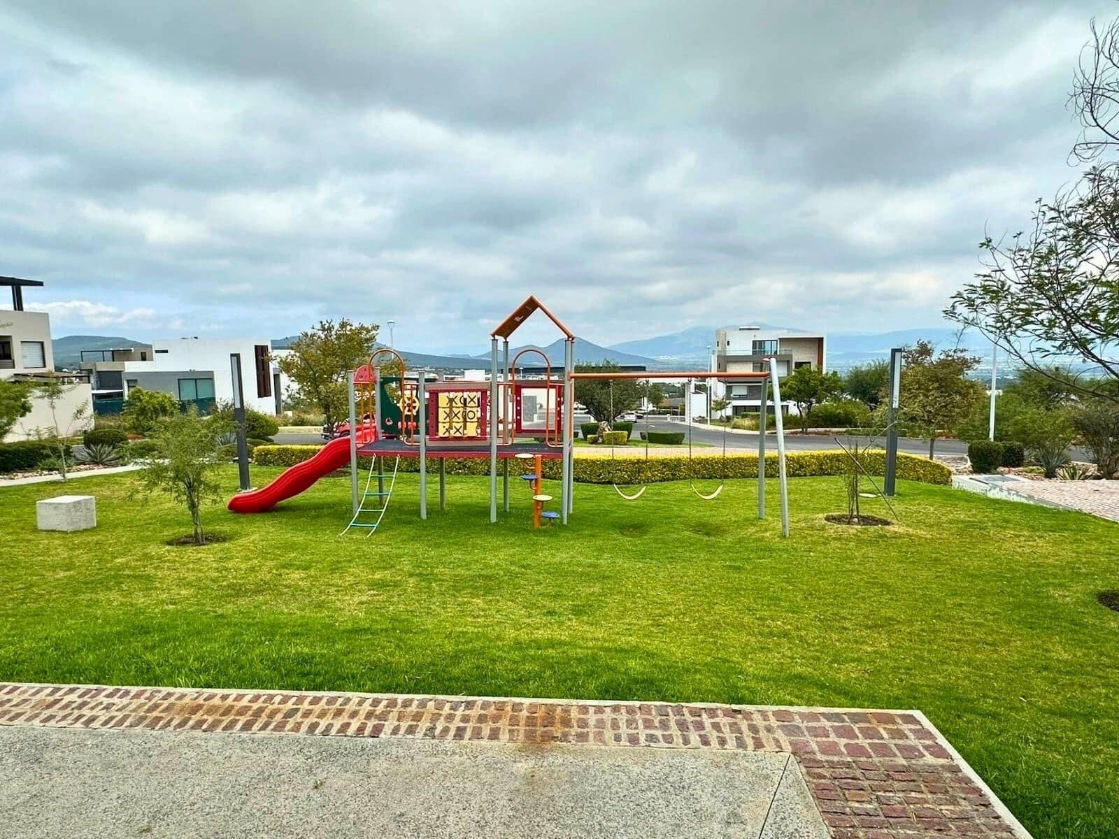 juegos y area verde de casa de 4 recamaras en Zibatá, Querétaro.