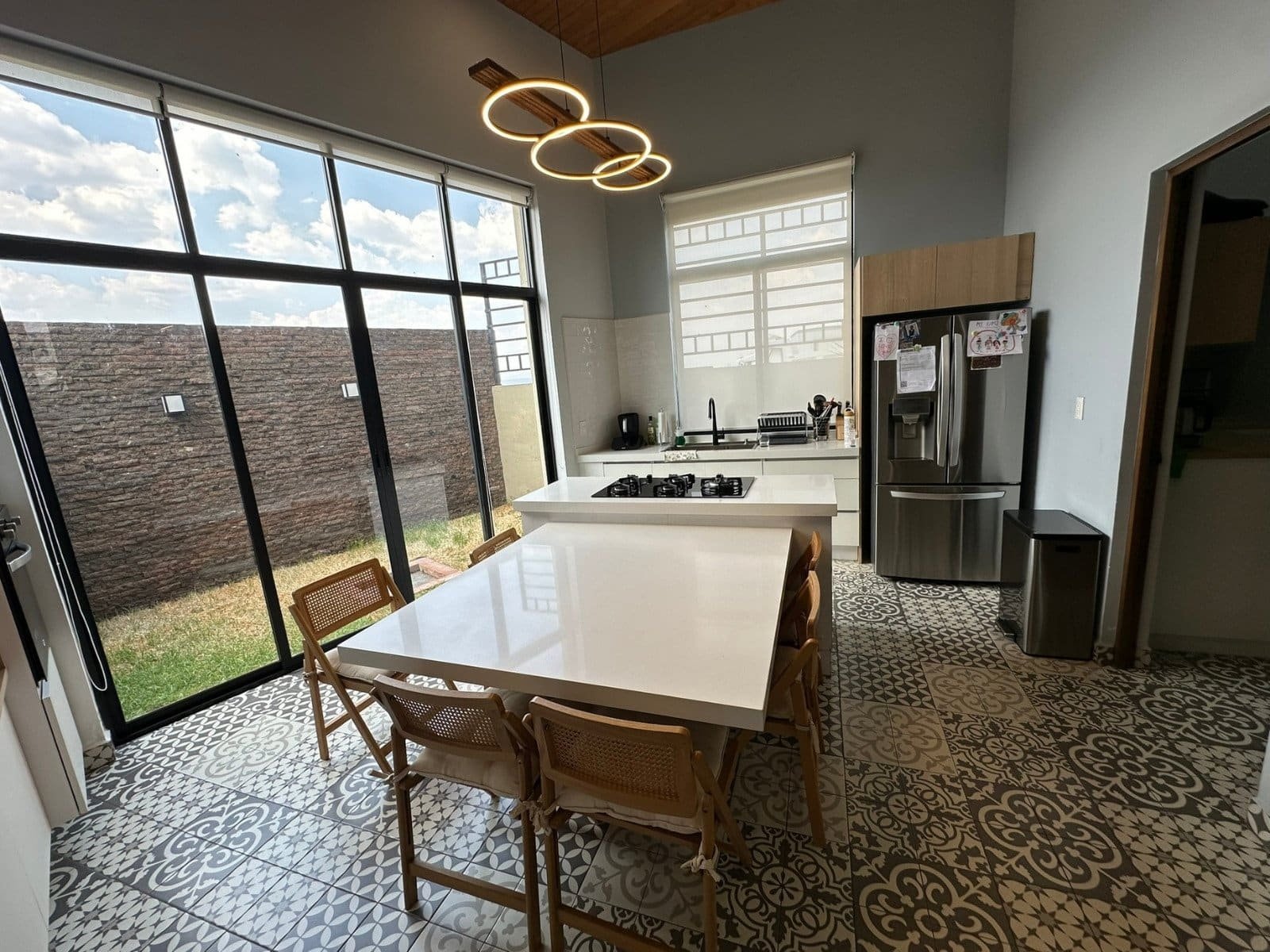 cocina y jardin de casa de 4 recamaras en Zibatá, Querétaro.