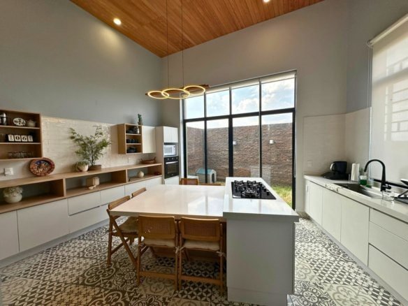cocina vista 2 de casa de 4 recamaras en Zibatá, Querétaro.