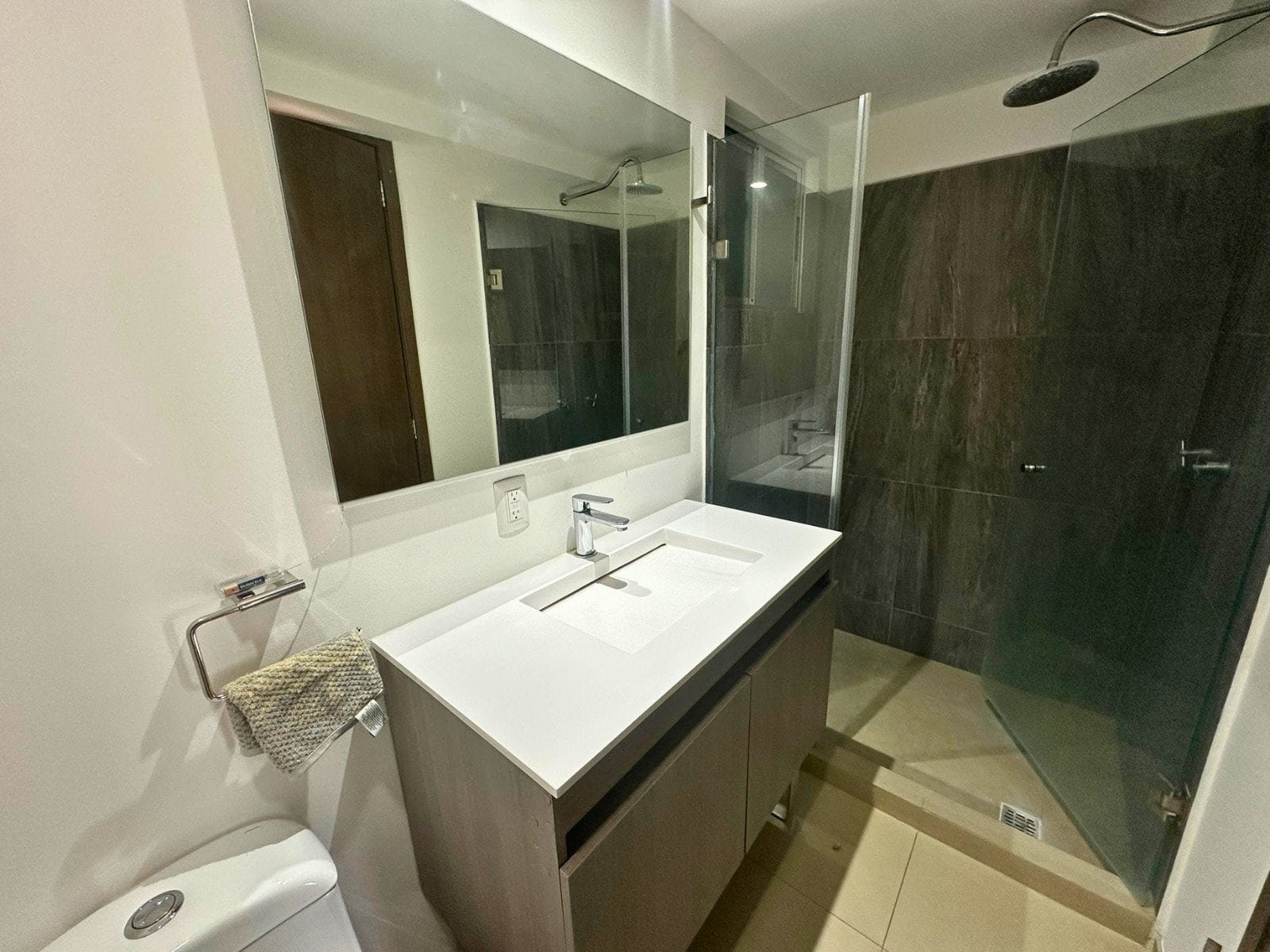 baño secundario de departamento en Biosfera Towers Juriquilla, Querétaro.